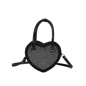 Elegante borsa a mano a cuore nera con strass argentati e tracolla a catena sottile