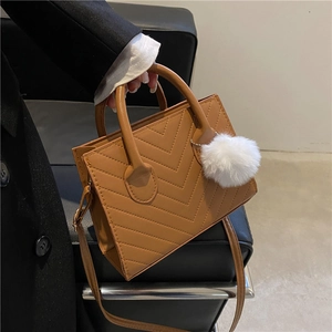 Borsa a Tracolla Trapuntata a V da Donna Con Ciondolo a Pompon in Pelle PU Borsa a Mano di Moda Piccola Squadrata Per Quotidiano