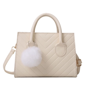 Borsa a tracolla beige minimalista con cuciture a V e ciondolo a sfera in peluche