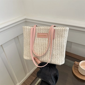 Grand sac cabas en paille avec anses en cuir rose et logo de mode pour l'été