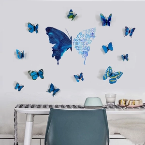 Detalle de pegatinas de mariposas 3D azules con cita motivadora en pared blanca