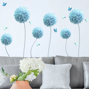 Stickers muraux hortensias bleus avec libellules et papillons sur canapé moderne