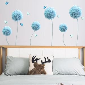 Stickers muraux d'hortensias bleus et papillons décorant une tête de lit de chambre sobre