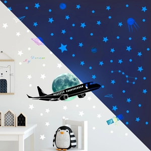 Adesivi murali luminosi con aerei e stelle blu per cameretta con luna dall'aspetto reale