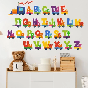 Detail alfabet trein muursticker met A-Z letters voor kleurrijke kinderkamer decor