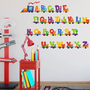Detail van alfabet trein muurstickers met kleurrijke A-Z letters voor de kinderkamer