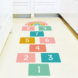 Detail van kleurrijke vloerstickers nummers 1-9 met regenboog op lichte tegelvloer