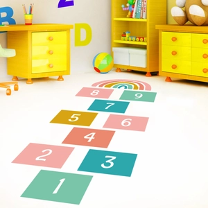 Detail van kleurrijke hinkelspel vloerstickers met cijfers en regenboog voor kinderen