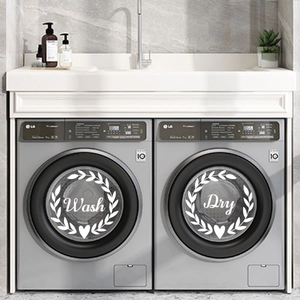 Nahaufnahme der weißen Vinyl-Aufkleber mit Blattkranz und Wash & Dry Aufschrift