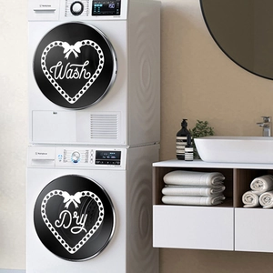 Nahaufnahme von herzförmigen Wash und Dry Wandaufklebern für die Waschküche