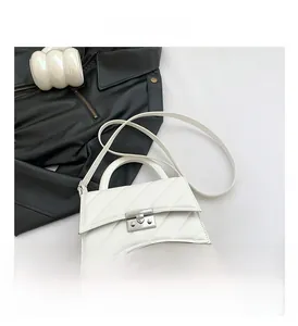 Détail du sac bandoulière blanc matelassé avec boucle métallique argentée et bandoulière
