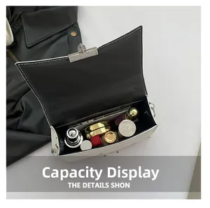 Capacité interne du sac à bandoulière en cuir blanc avec téléphone et cosmétiques