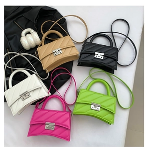 Sacs à bandoulière en cinq couleurs avec base incurvée et texture matelassée élégante