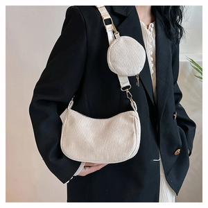 Détail du sac hobo en velours côtelé blanc cassé avec petit porte-monnaie rond