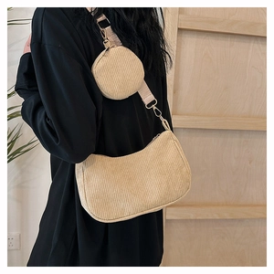 Détail du sac bandoulière en velours côtelé beige avec sangle large et mini porte-monnaie