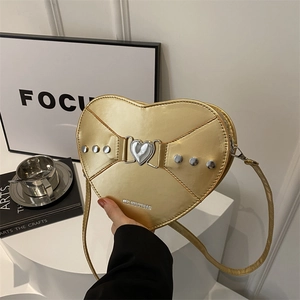 Sac Bandoulière Tendance en Forme de Cœur pour Femmes en Cuir PU Chic Décor de Rivets Sac à Épaule Métallique Sac Sous les Aisselles Fête