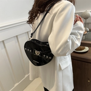 Sac bandoulière cœur noir tendance avec rivets argentés et finition brillante