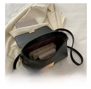Vue détaillée de l'intérieur d'un sac à main noir montrant sa grande capacité de rangement