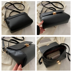 Détails du sac noir en cuir croco avec fermoir doré et vue sur l'espace de rangement interne