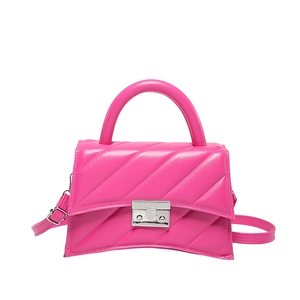 Sac à main matelassé fuchsia avec base incurvée et boucle métallique rectangulaire
