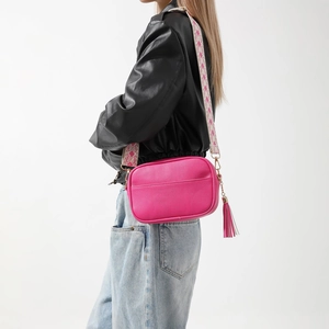 Borsa a tracolla rosa trendy con trama litchi e tracolla larga a motivi geometrici