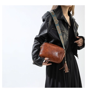 Sac bandoulière vintage marron avec large bandoulière tissée ethnique et pompon en cuir