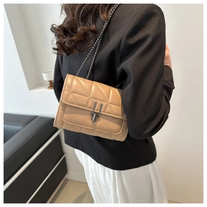 Schicke beige Stepptasche mit geometrischer Naht und silbernen Kettenriemen-Details