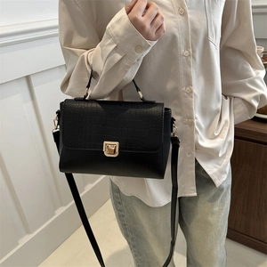 Sac à main élégant noir texture crocodile avec fermoir doré et fine bandoulière réglable