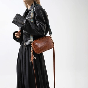 Sac caméra rétro en cuir marron avec bandoulière tissée et gland décoratif latéral