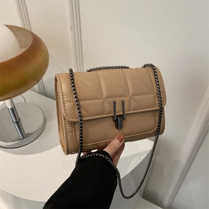Gesteppte Umhängetasche Für Damen PU Leder Rautenmuster Metallkette Modische Minimalistische Flap Crossbody Tasche