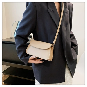 Dettaglio della borsa in ecopelle beige chiaro con trama in pietra vintage e cuciture