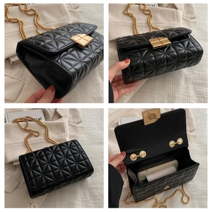 Detalle del diseño acolchado negro, la cadena dorada y el interior del bolso de bandolera