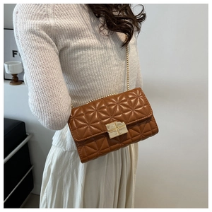 Bolso bandolera marrón acolchado con costuras de estrellas y cadena dorada en modelo