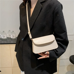 Borsa a tracolla crema minimalista con patta texture coccodrillo e tracolla regolabile