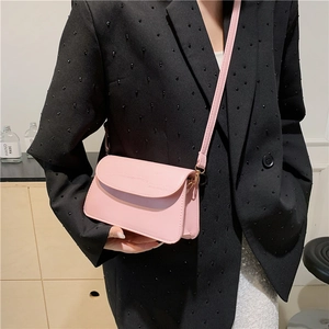 Borsa a tracolla rosa opaca con patta texture pietra e sottile tracolla in pelle
