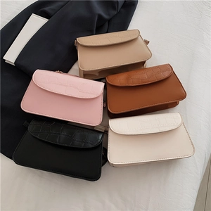 Eleganti borse a tracolla quadrate con goffratura coccodrillo in rosa, beige e marrone