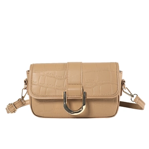 Borsa a tracolla quadrata color cammello motivo coccodrillo con fibbia a D dorata
