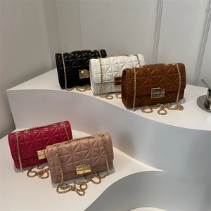 Bolsos bandolera acolchados con cadena dorada disponibles en cinco colores