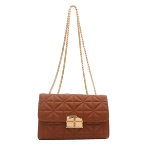 Bolso de hombro acolchado marrón con diseño de rombos y cadena de metal dorada