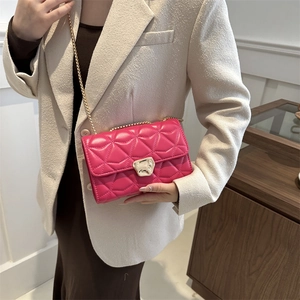 Chic quilted crossbody bag in pink leather with gold chain strap and metal buckle