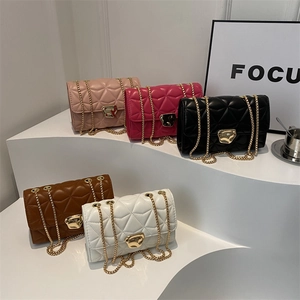 Quilted chain shoulder bag for women with gold clasp in five elegant colors
