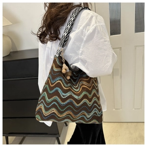 Detail der Boho-Hobo-Tasche mit bunten Wellenmustern und geometrischem Schultergurt