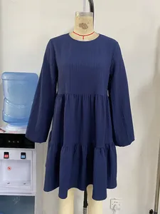 Vue détaillée d'une robe à manches longues à plusieurs niveaux en tissu plissé bleu marine