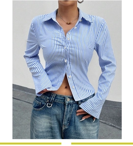 Détail de la chemise cintrée à rayures bleues et blanches avec ourlet asymétrique chic
