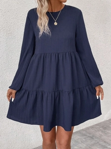 Robe midi babydoll bleu marine à manches longues avec jupe à volants et plis