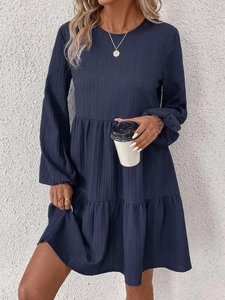 Robe courte plissée bleu marine à manches longues et volants, coupe ample