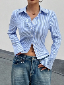 Détail de la chemise à manches longues rayée bleu et blanc avec col et boutons classiques