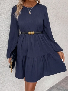 Robe à manches longues bleu foncé avec plis, ourlet à volants et ceinture fine à la taille