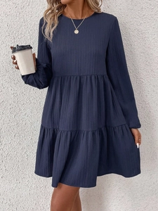 Robe courte ample bleu foncé à manches longues avec texture en maille côtelée et col rond