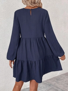 Robe longue bleu marine à manches longues avec boutons au dos et design à volants